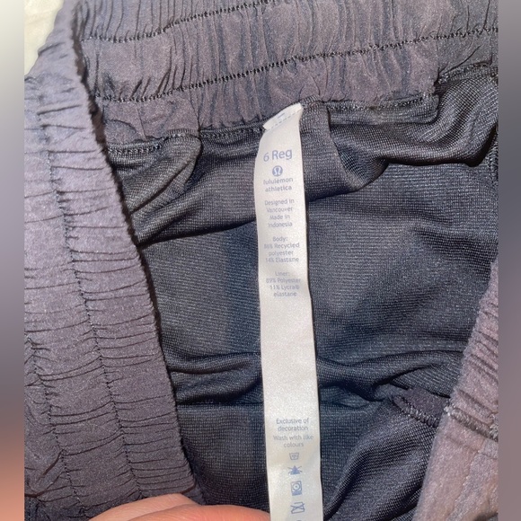 lululemon shorts hotty hot 2.5 - Picture 2 of 3